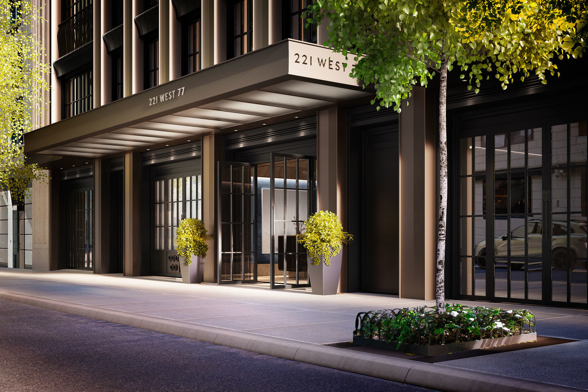Offering easy curbside access, the entrance combines classic proportions with clean modern lines. This elegant arrival experience brings a subtle downtown vibe to the established Upper West Side. 